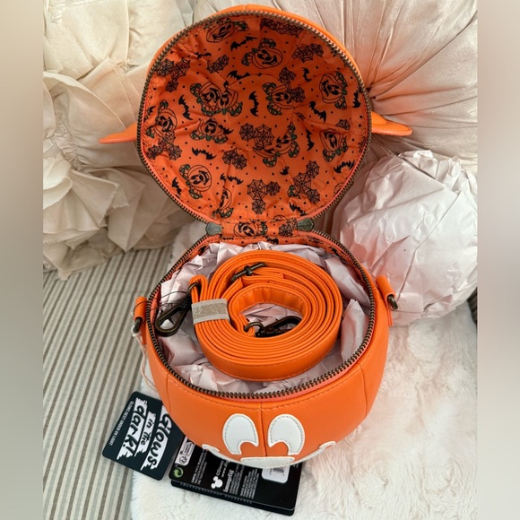 Loungefly Disney Mickey Mouse
Mick-O-Lantern Halloween
Crossbody NWT - Picture 5 of 10